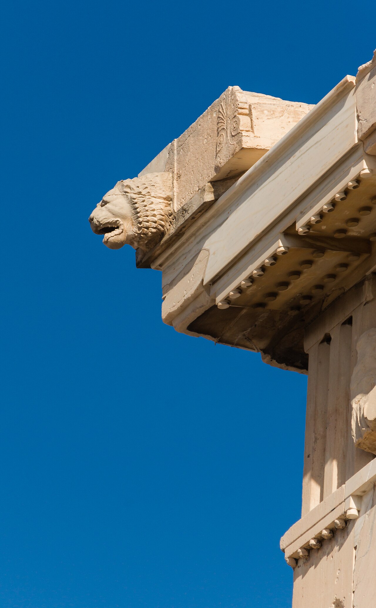 Cabeza de león en el borde del Partenón, Atenas